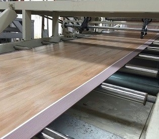 Máquina de fabricação de pisos de SPC Máquina de produção de pisos de madeira Parafuso conical