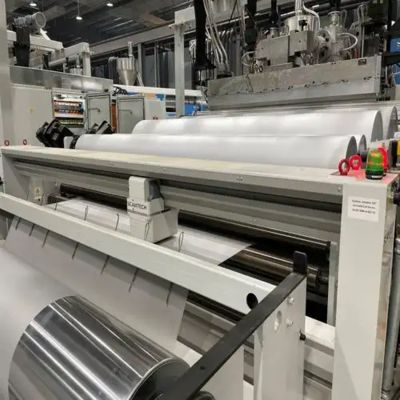 comprar 2400 mm / 2600 mm Linha de extrusão de filme solar EVA de largura com 300-700 kg/h de saída e 16 m/s de velocidade máxima da linha para encapsulamento de painéis solares online manufacture