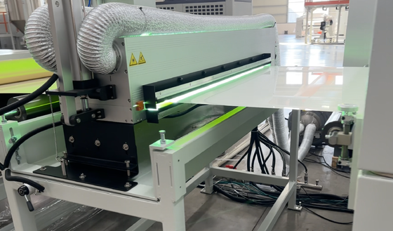 Comprar Linha de extrusão de folhas decorativas PETG com capacidade de produção de 850 kg/h, espessura de 4*8 pés*1 mm e estrutura ABA online manufacture